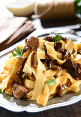 Lezzetli makarna mantar ile