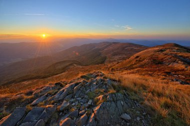 Bieszczady dağlarında güzel gün batımı 