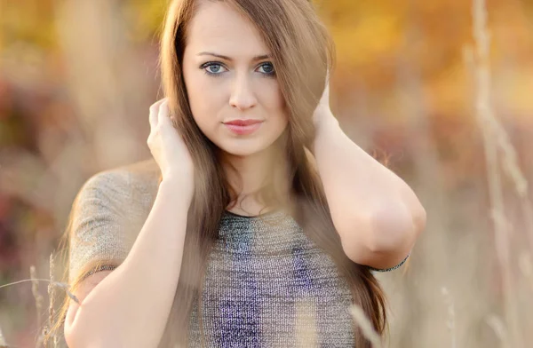Gyönyörű kaukázusi nő — Stock Fotó