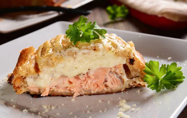 Delicioso pastel con salmón —  Fotos de Stock