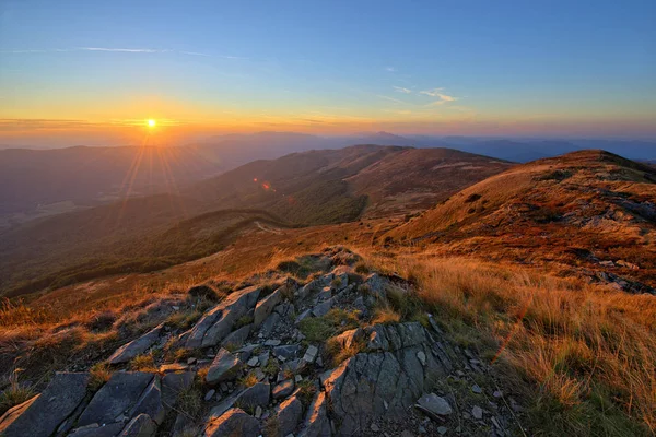 Bieszczady dağlarında güzel gün batımı 