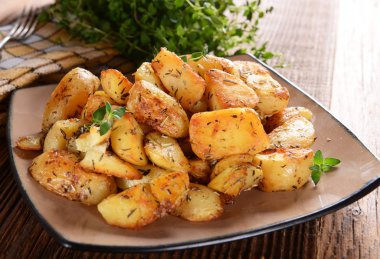 Biberiyeli kızarmış patates.