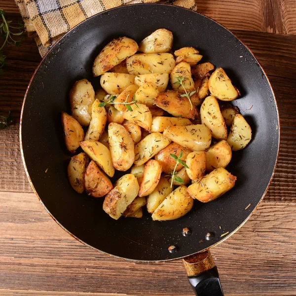Fried potatoes with rosemary — Stock Photo, Image