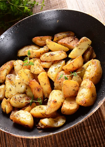 Bratkartoffeln mit Rosmarin — Stockfoto