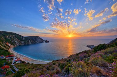 Günbatımı Petani plajda, Kefalonia, Yunanistan