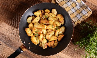 Biberiyeli kızarmış patates.