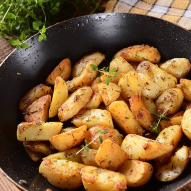 Biberiyeli kızarmış patates.