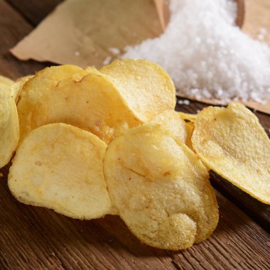 Patates cipsi ile deniz tuzu