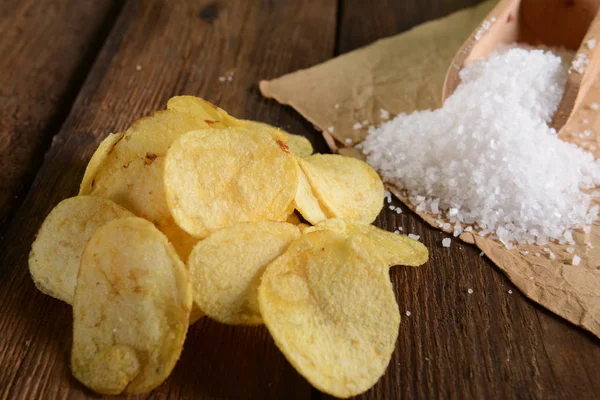 Potato chips with sea salt — Stock Photo, Image