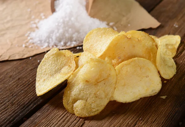 Potato chips with sea salt — Stock Photo, Image