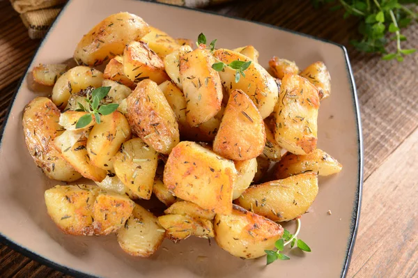 Bratkartoffeln mit Rosmarin — Stockfoto