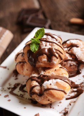 Lezzetli profiterol tatlısı