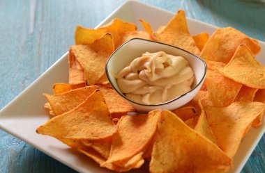Crunhy cips ile peynir dip