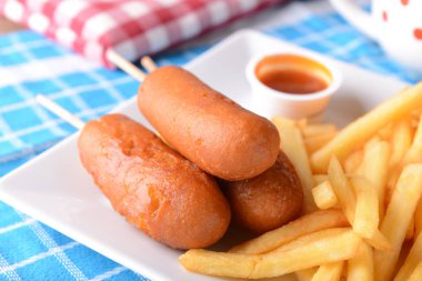 Sosisli patates kızartması ile