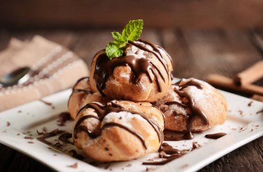 Lezzetli profiterol tatlısı