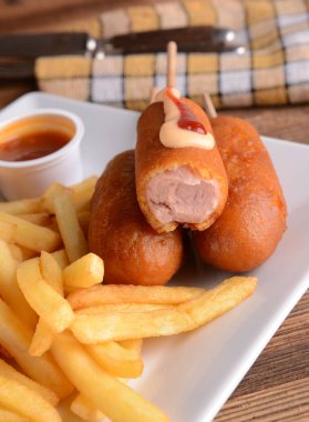 Sosisli patates kızartması ile
