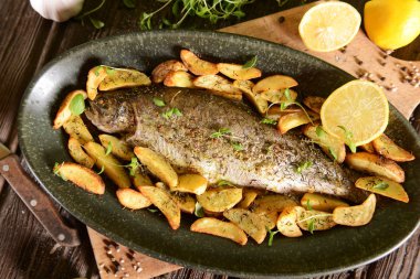 Kızarmış alabalık patates ile