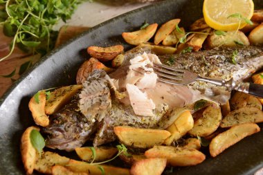 Kızarmış alabalık patates ile  