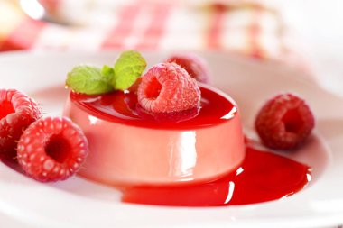 Panna cotta tatlı ile ahududu