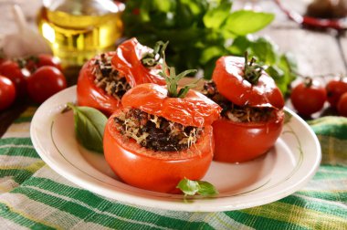 Közlenmiş domates dolması