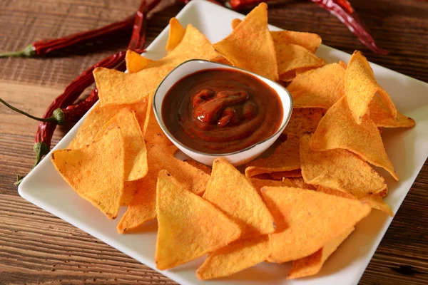 Nachos com molho de pimenta quente — Fotografia de Stock