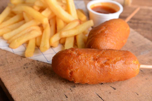 Corn dog con patatine fritte — Foto Stock