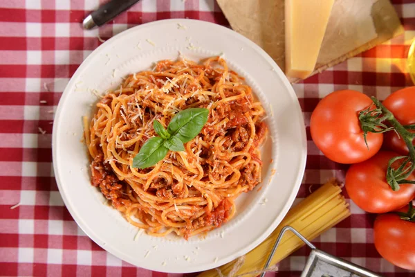 Espaguetis Boloñés en plato —  Fotos de Stock