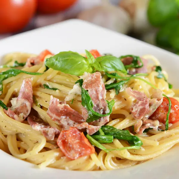 Spagetti pasta med rucola — Stockfoto