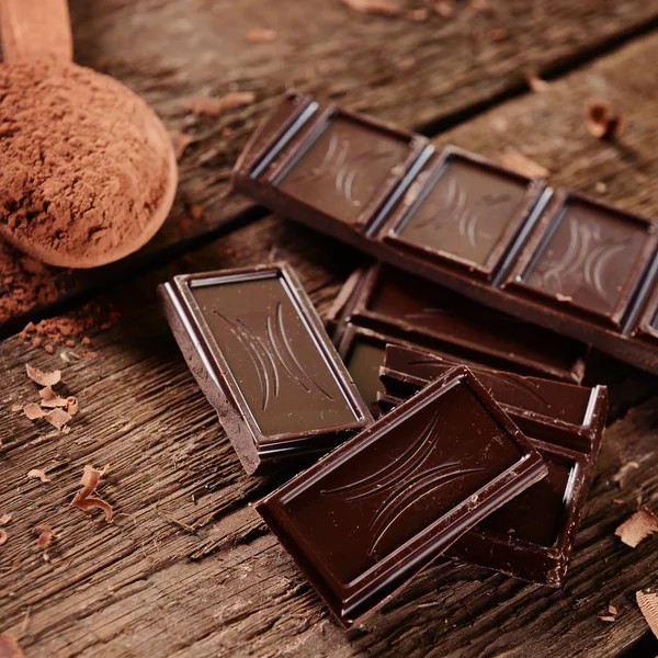 Stücke schwarze Schokolade — Stockfoto