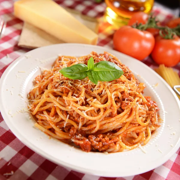 Spaghetti bolognese w tablicy — Zdjęcie stockowe