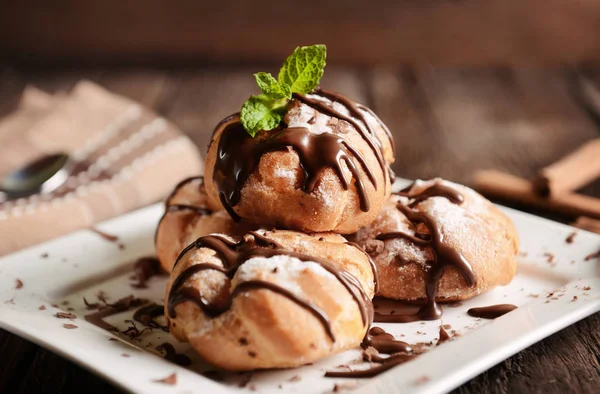 Deliciosos profiteroles sobremesa — Fotografia de Stock