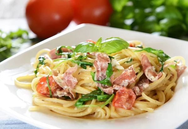 Pasta de espaguetis con rúcula —  Fotos de Stock