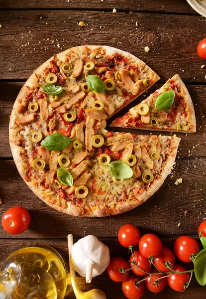 Zelfgemaakte pizza met groene olijven — Stockfoto