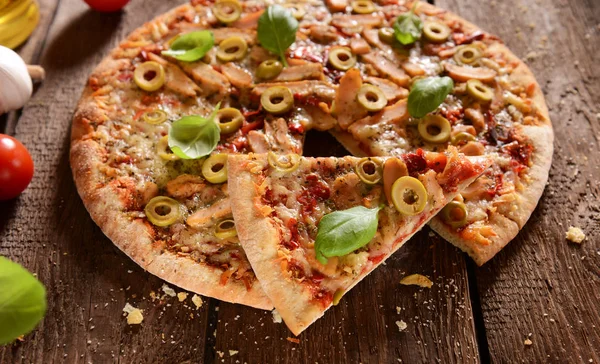 グリーン オリーブの自家製ピザ — ストック写真