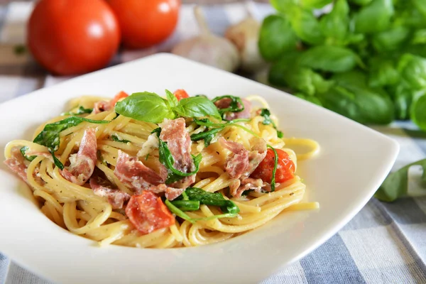 Pasta de espaguetis con rúcula —  Fotos de Stock