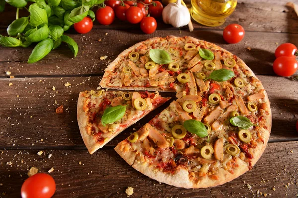 Pizza maison aux olives vertes — Photo