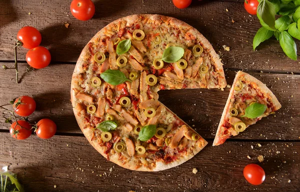 Zelfgemaakte pizza met groene olijven — Stockfoto