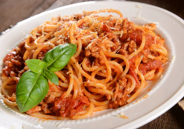 Спагетти Болоньезе в тарелке — стоковое фото