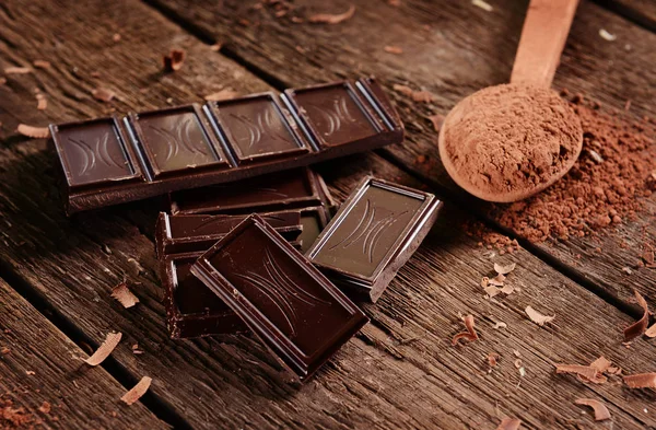 Stücke schwarze Schokolade — Stockfoto