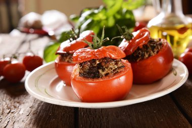 Közlenmiş domates dolması