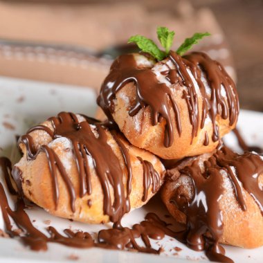 Lezzetli profiterol tatlısı