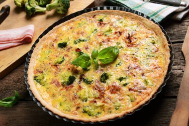 Brokoli ve jambon ile kiş