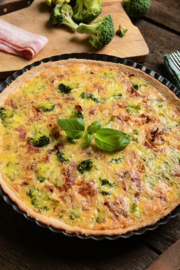 Brokoli ve jambon ile kiş