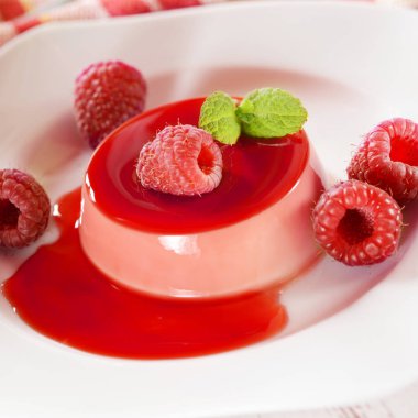 Panna cotta tatlı ile ahududu
