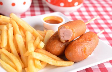 Sosisli patates kızartması ile