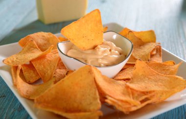 Crunhy cips ile peynir dip