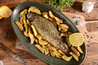 Kızarmış alabalık patates ile