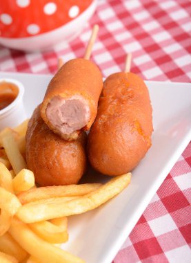 Sosisli patates kızartması ile