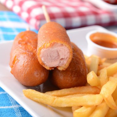 Sosisli patates kızartması ile