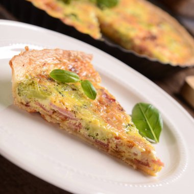 Brokoli ve jambon ile kiş